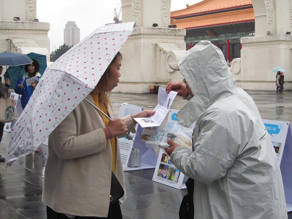 Prolaznici čitaju plakate i razgovaraju sa praktikantima o praksi