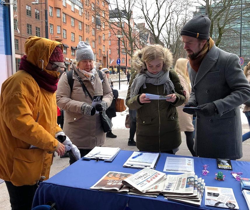 Prolaznici se zaustavljaju da bi se informirali o Falun Dafa  