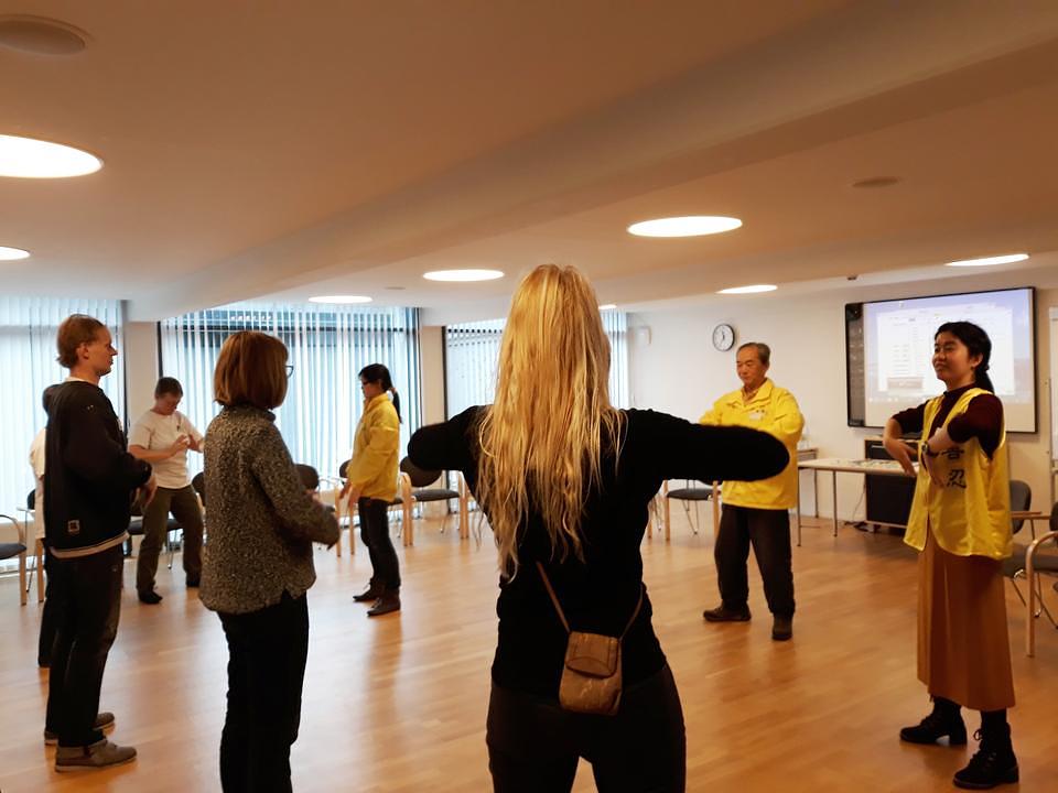 Učenje Falun Dafa vežbi na danima zdravlja Tijelo-um-duh, u Kopenhagenu