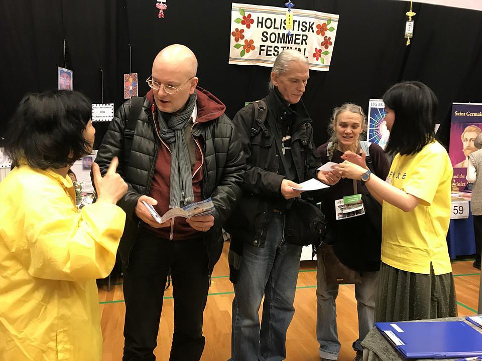 Anna Akerlund (desno), Kent Akerlund (u sredini) i njihov prijatelj Bill (lijevo) svi su bili zainteresovani da nauče Falun Dafa.