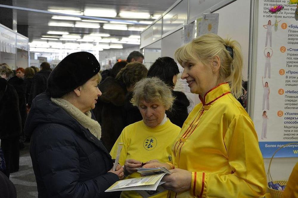Praktikanti sa ljudima razgovaraju o Falun Gongu. 