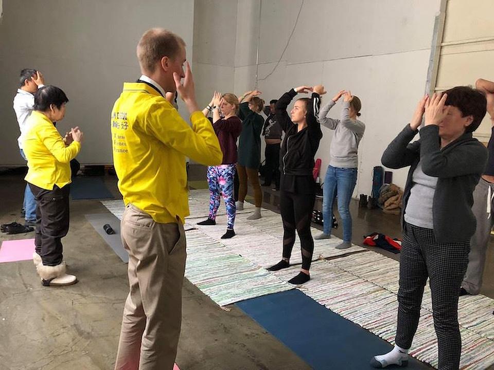 Učenje Falun Gong vježbi na sajmu