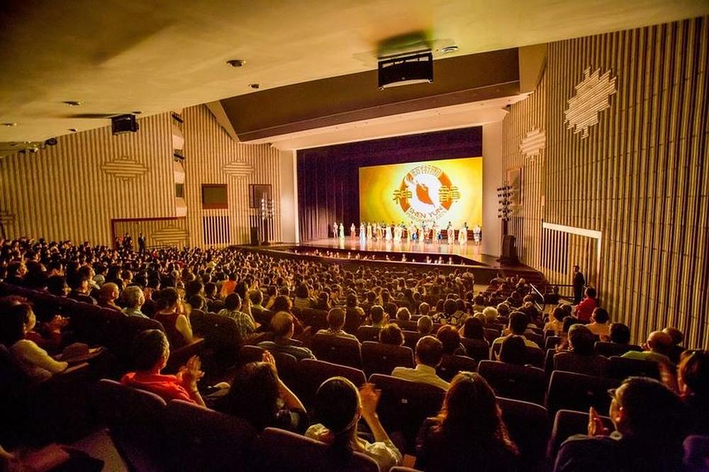 Poziv na bis-  Shen Yun Performing Arts u dvorani Jihde u Kulturnom centru Kaohsiung, 18. marta 2019. 