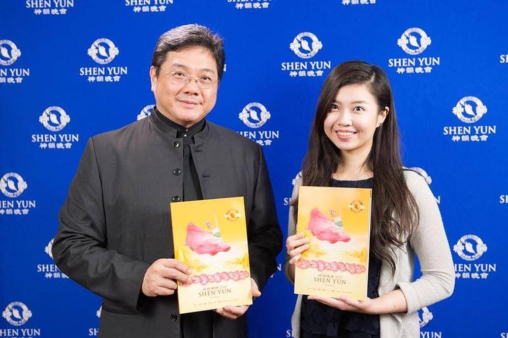  Wu Hong-Zhang (na slici lijevo), režiser i dirigent 