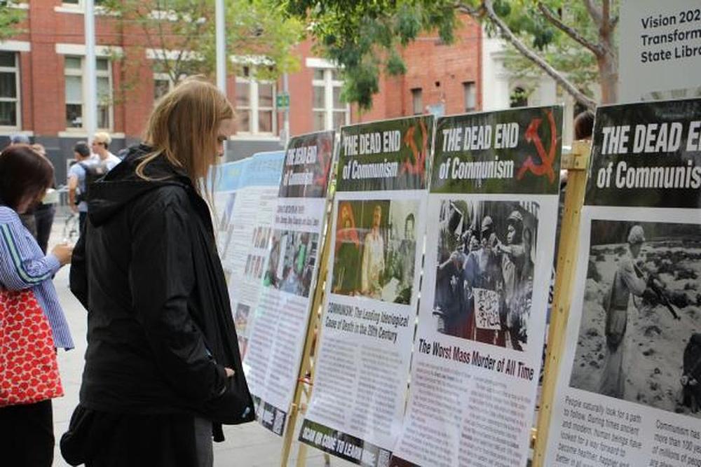 Miting i plakati sa informacijama o progonu Falun Gonga su privukli pažnju mnogih prolaznika. Oni su čitali plakate i uzimali knjige.