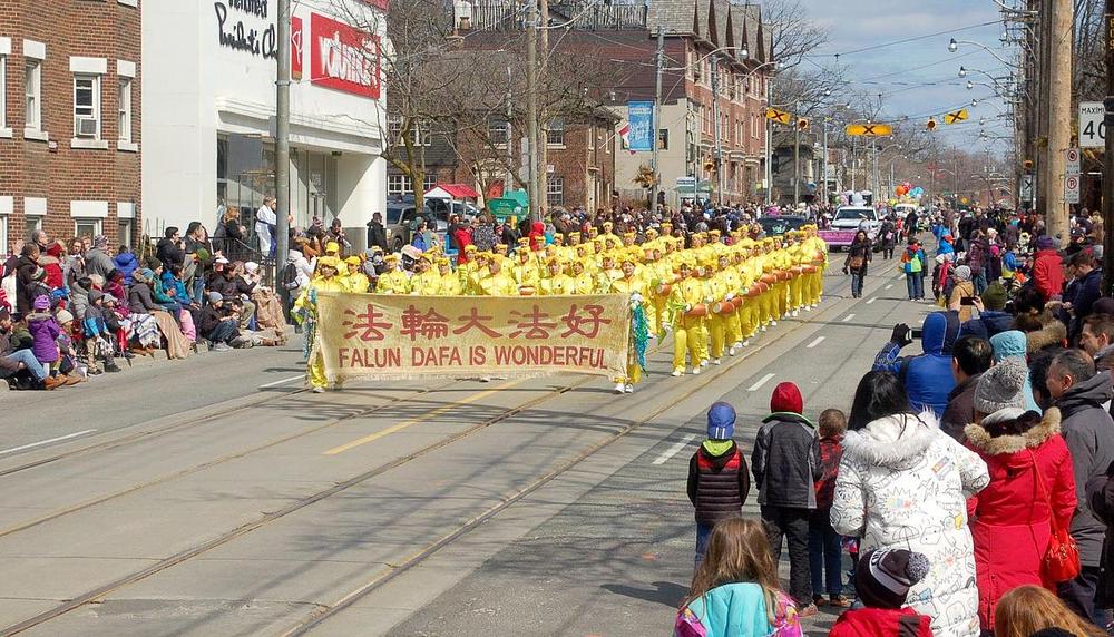 Falun Dafa praktikanti proslavljaju 52. Uskršnju paradu Beaches Lions Cluba iz Toronta, 1. aprila 2018.
 