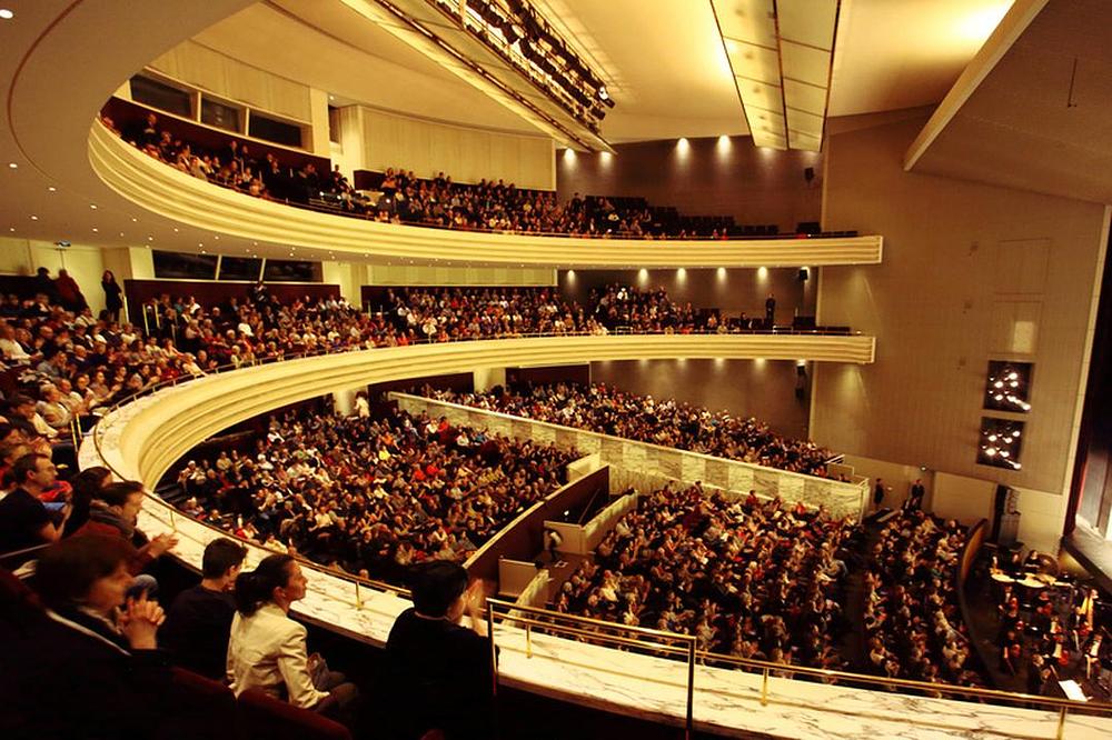  Nastup Shen Yuna u sali Cité des Congres de Nantes u Francuskoj 1. aprila 2018. godine. Shen Yun je u Nantesu 31. marta i 1. aprila održala dvije rasprodate predstave. 

