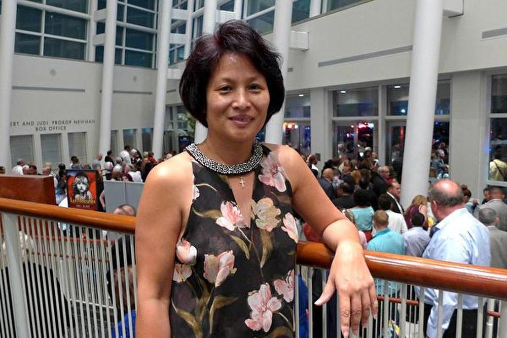 Deng Yongxian, predsjednica Kineske asocijacije za  Floridu, u dvorani Centra za scenske umjetnosti Adrienne Arsht u Miamiju 31. marta 2018.
 