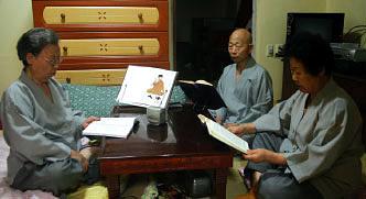 Jang-Kiu Oh i Beop-Riun Ča studiraju knjige Falun Gonga 