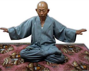 Budistički sveštenik Jang-Kiu Oh vežba sedeću meditaciju Falun Gonga 
