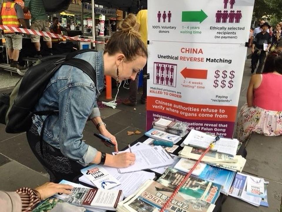 Lucy Bridgewater iz Londona potpisuje peticiju koja traži od KPK da okonča progon Falun Gonga u Kini. 