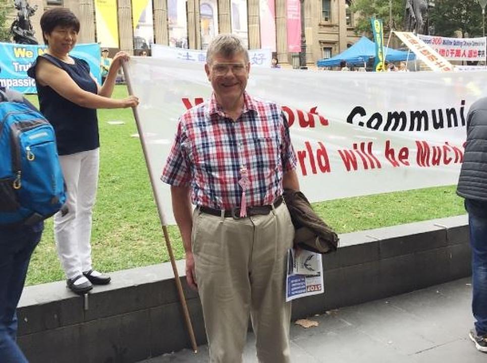 Paul Donohoe iz Richmonda podržava napore praktikanata koji protestuju protiv progona Falun Gonga.  