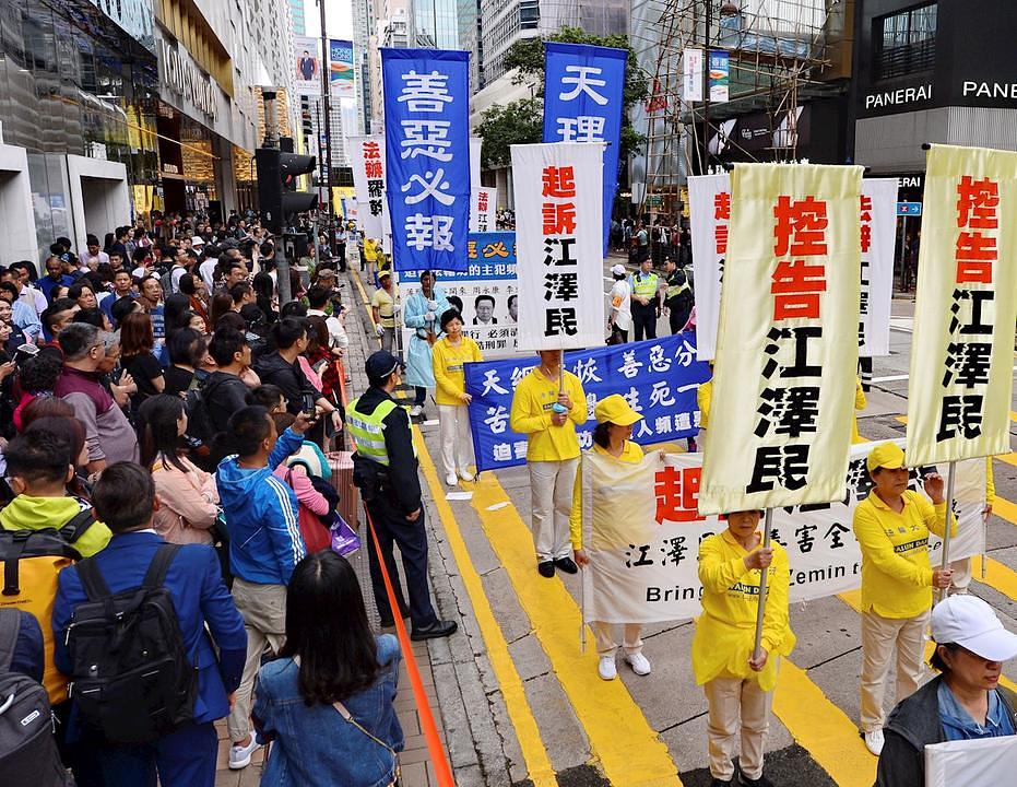 Turisti iz matice Kine su se pridružili stanovnicima Hong Konga da bi gledali marš 