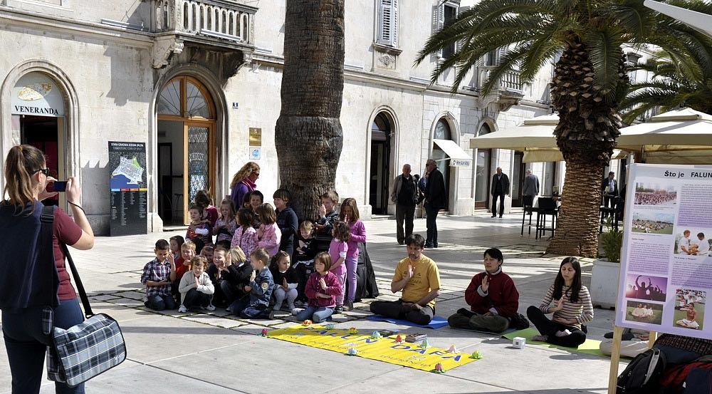 Učiteljica iz vrtića je dovela djecu da nauče Falun Gong vježbe za vrijeme info dana