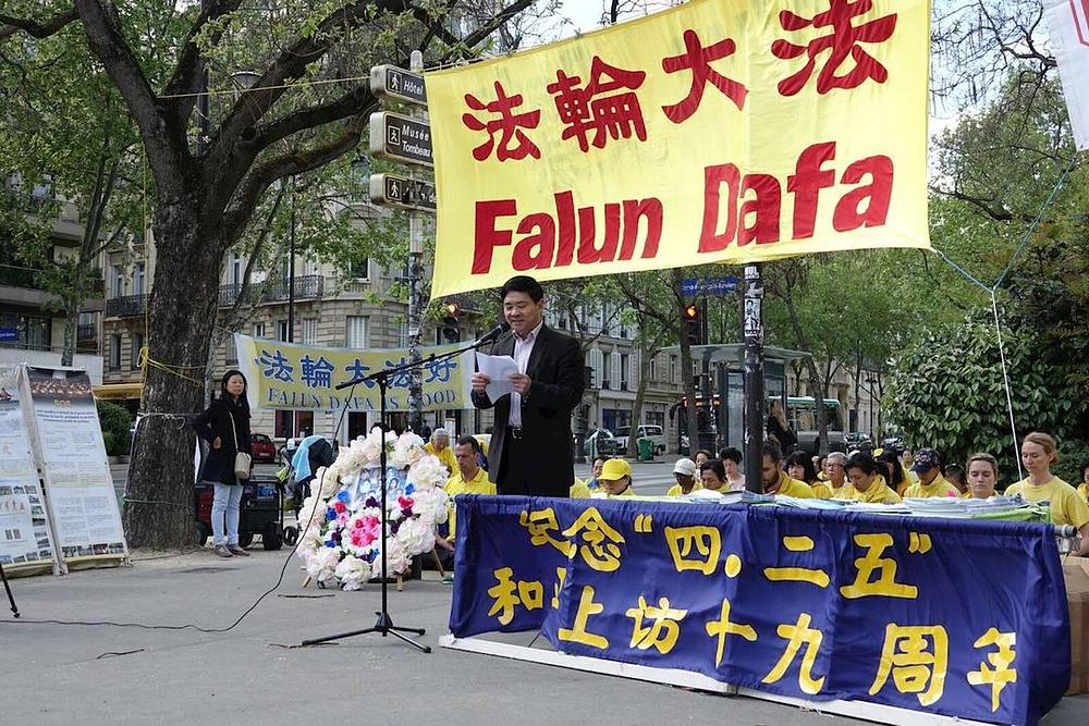 G. Tang Hanlong iz Francuskog Falun Dafa udruženja govori na skupu