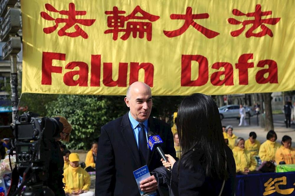 Alain De Kerlan, projekt menadžer, daje svoju podršku praktikantima Falun Gonga 