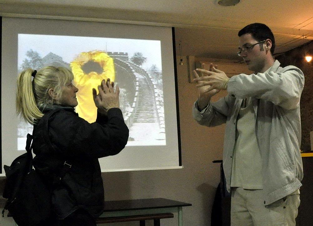 Posjetitelji uče Falun Dafa vježbe za vrijeme izložbe