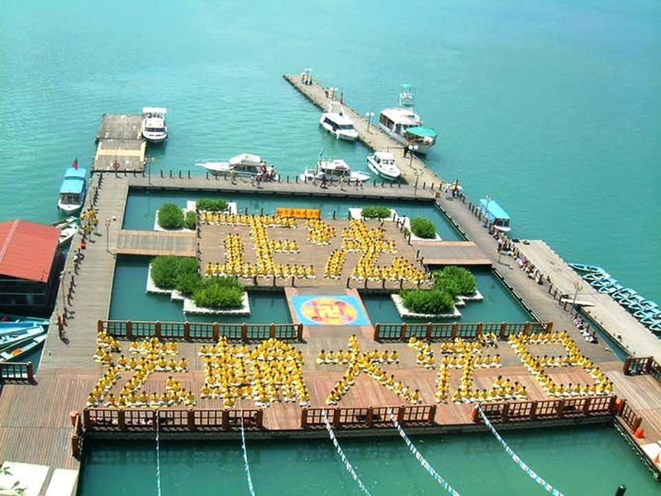 Još jedna proslava Falun Dafa dana 2002. godine.