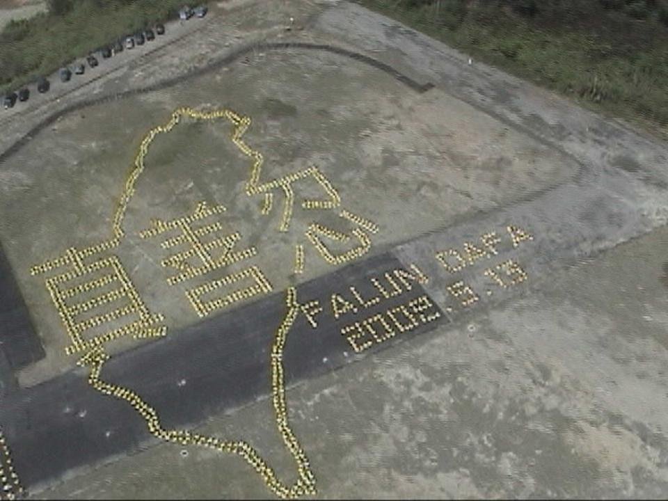 Proslava Falun Dafa dana 2002. godine. Napisano je: "Istinitost, Dobrodušnost, Tolerancija".