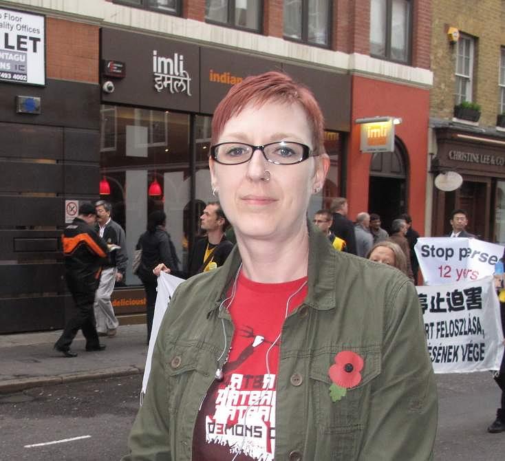 Lisa je zaželila sreću Falun Gong praktikantima