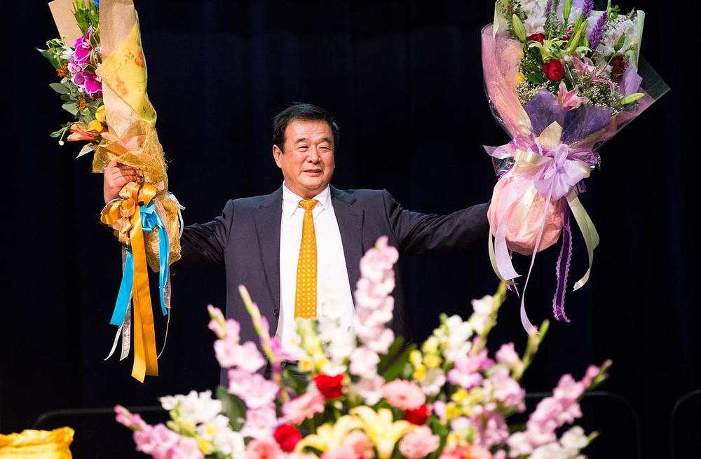 Učitelj Li pozdravlja publiku na Falun Dafa konferenciji za razmjenu iskustava Zapadnih SAD održanoj u Los Angelesu 16. oktobra 2015. godine.