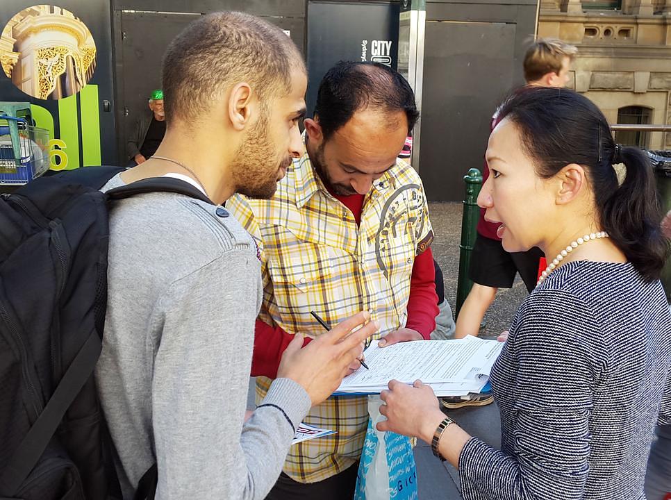 Albow (lijevo na slici) i Mohd potpisuju peticiju 