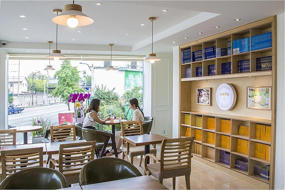 Posjetitelji u knjižari mogu razgovarati uz kafu ili čitati knjige na prvom i drugom spratu.