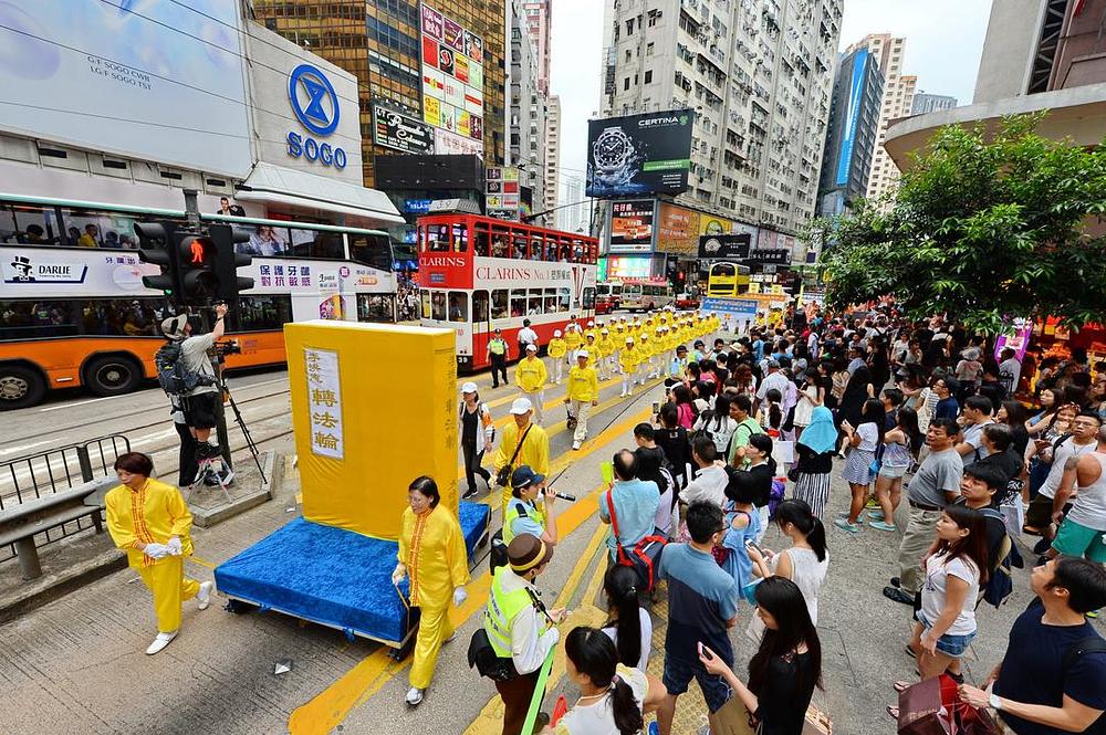 Velika maketa Zhuan Faluna, glavne knjige Falun Gonga