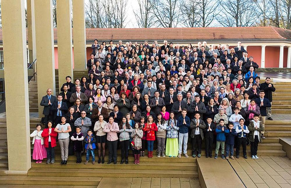 Učesnici šalju Novogodišnju čestitku Učitelju Li Hongzhiju.