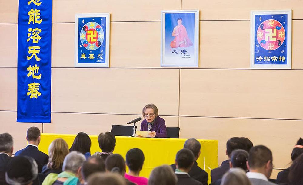 71-godišnja zapadnjačka praktikantica govori o tome kako je povisila svoj xinxing objašnjavajući istinu kineskim turistima.