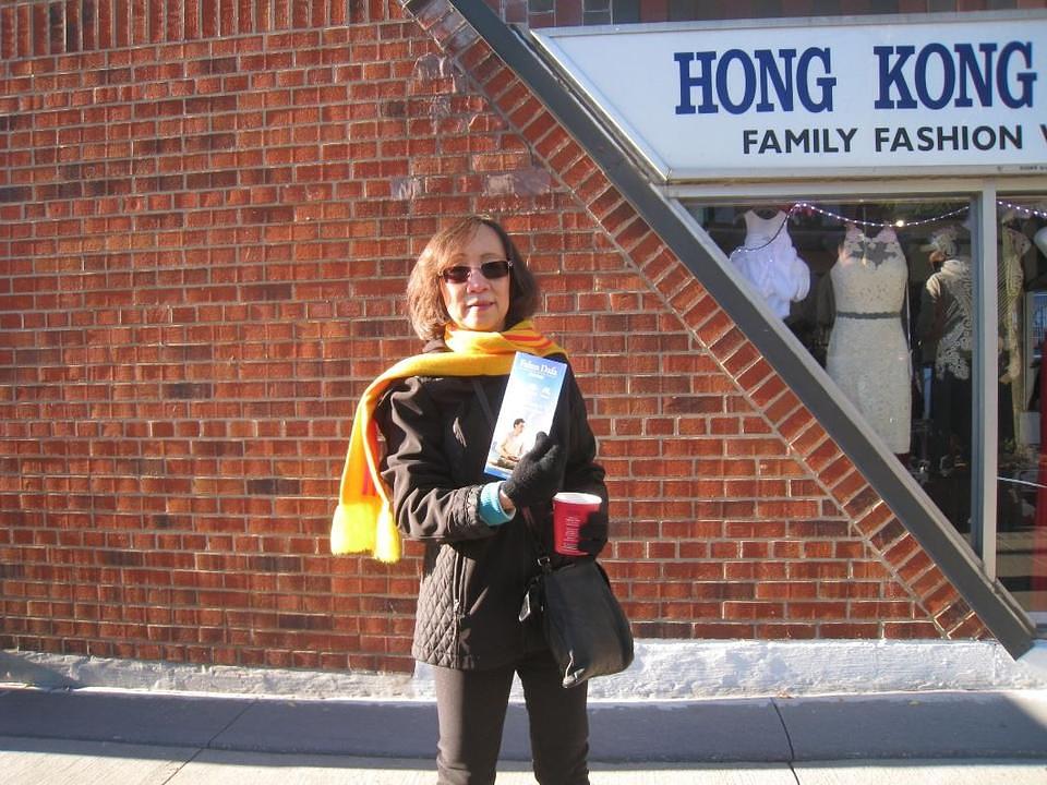 Mary Dran, imigrantica iz Vijetnama, je dobro upoznata sa progonom. „Na internetu sam saznala kako su mnogi praktikanti mučeni na smrt, a da kineska vlada čak uzima njihove organe radi sticanja profita. To je tako pogrešno i rastužuje me“, kazala je Mary. „To se mora zaustaviti.“ 