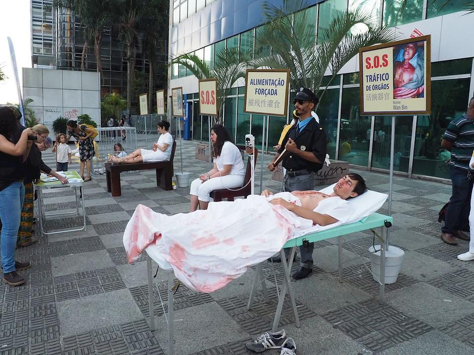 Podizanje svijesti javnosti putem postavljanja na pozornicu metoda mučenja u Kini koje kineski režim primjenjuje na Dafa praktikantima.