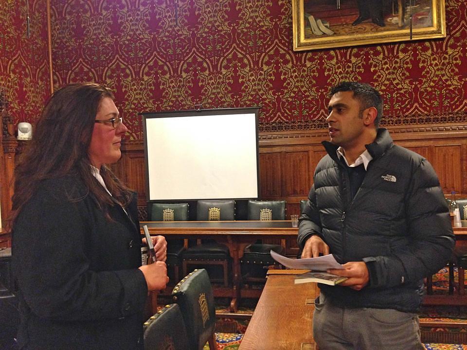 Ahmed (desno) razgovara sa jednim gledaocem na projekciji.