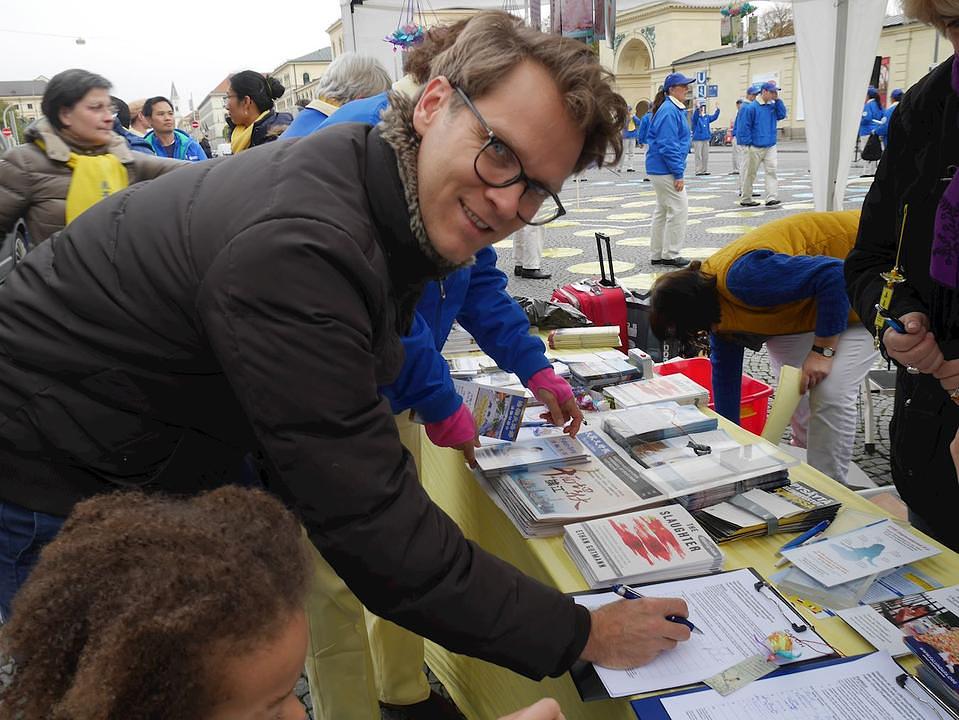 Sven Damens potpisuje peticiju osuđujući zločin oduzimanja organa orkestriran pod patronatom kineske države, najbrojnije žrtve čega su nezakonito zatočeni Falun Gong praktikanti.