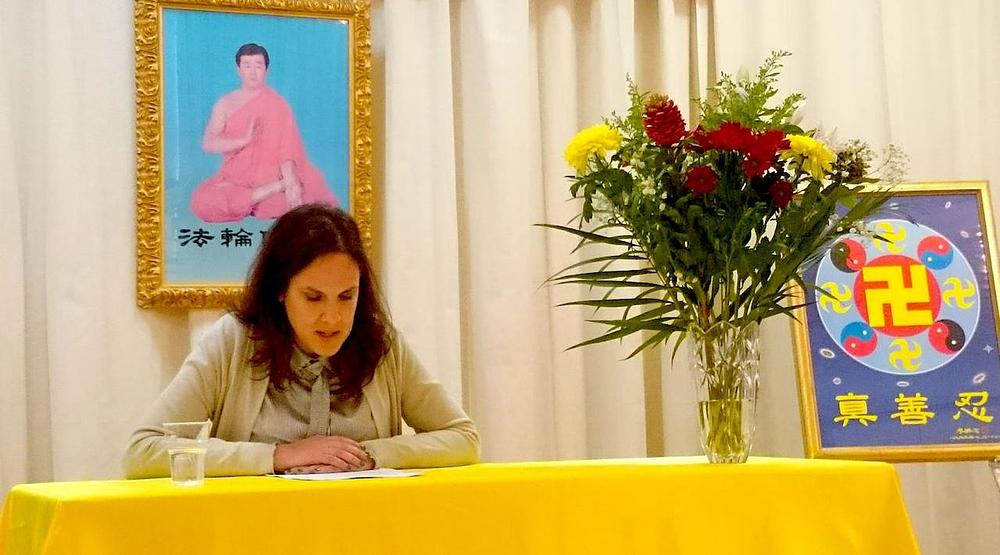 Praktikanti na konferenciji čitaju tekstove sa svojim iskustvima.