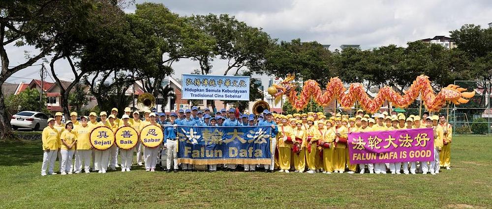 Zajednička fotografija praktikanata koji su se pridružili paradama.