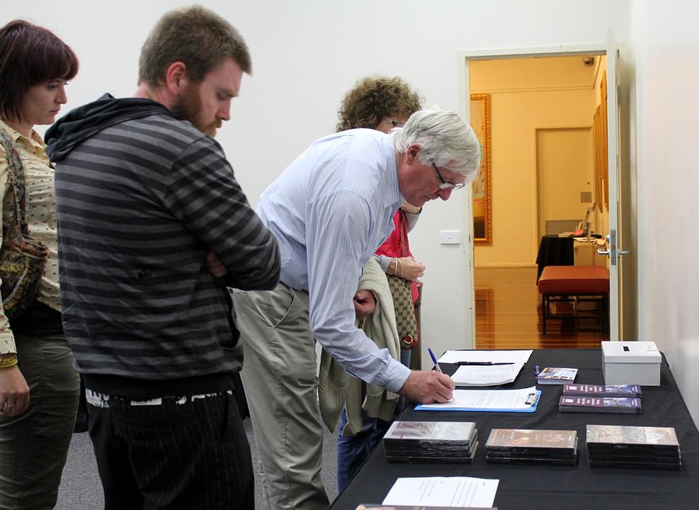 Nakon projekcije publika potpisuje peticiju koja poziva na  okončanje žetve organa