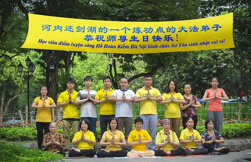 Pozdravi Učitelju Liju od praktikanata sa jednog vježbališta u gradu Hanoi u Vijetnamu