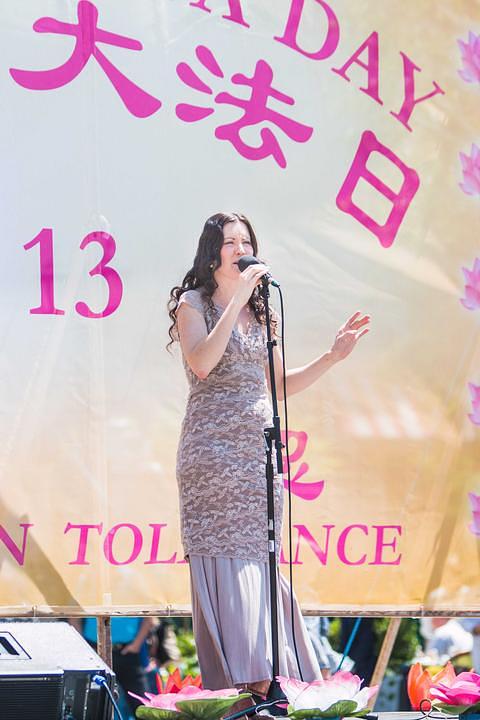 Anna Kokkonen iz Finske želi svojom muzikom razotkriti progon Falun Gonga.