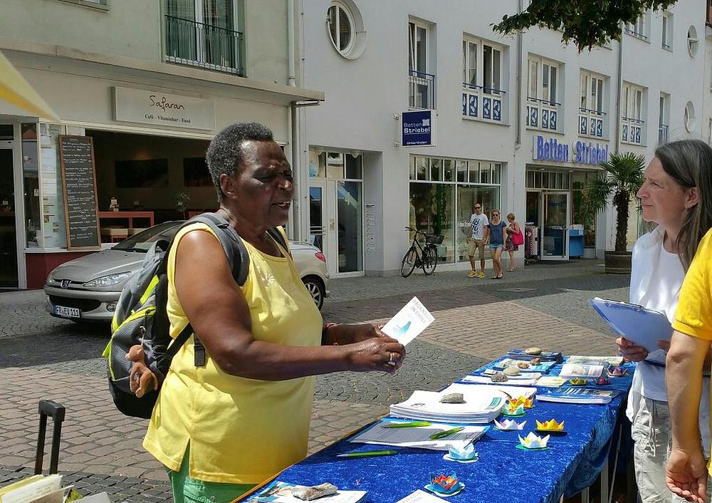 Jedna je žena iz Kenije kazala da je šverc ljudskim organima za transplantaciju u Kini gori nego u Africi, jer je on u Kini puno većih razmjera i uz to je podržan od strane države. „Ovo je neprihvatljivo! Želim da više ljudi saznaju za ovo“, kazala je i uzela još informativnih materijala.