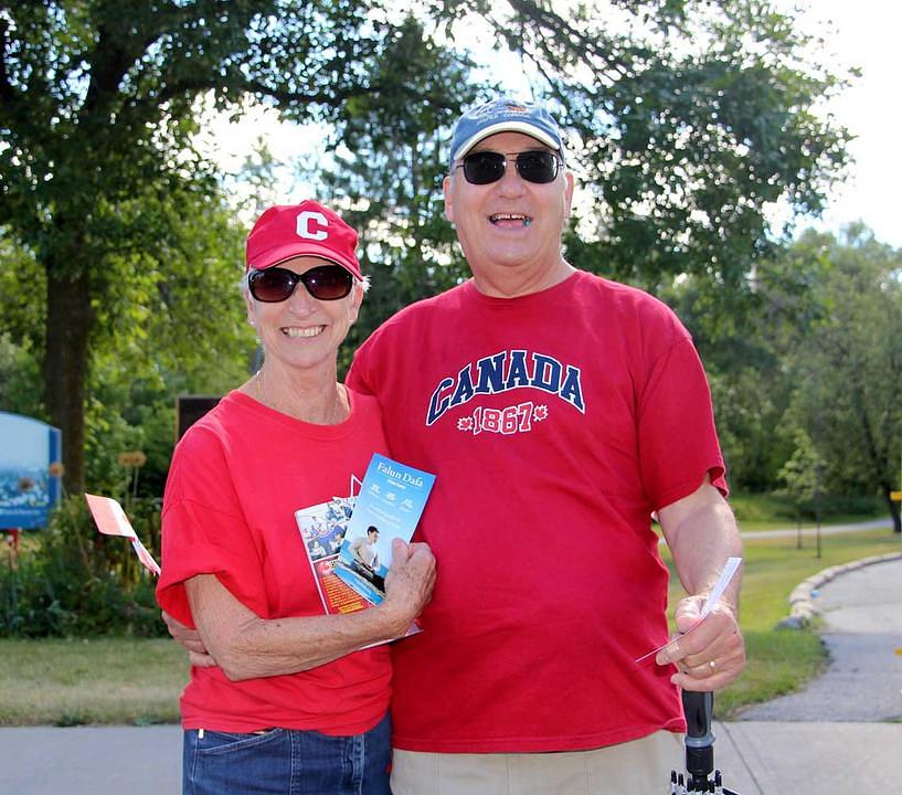 Linda i njen suprug Peter su gledali mnoge parade, ali je Falun Gong grupa za njih „stvarno jedinstvena.“ „Oni su mirni, sretni i imaju veoma jaku energiju“, kazao je Peter. 