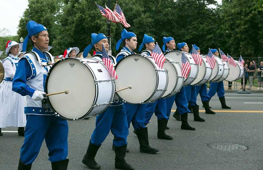 Članovi Divine Land Marching Banda 