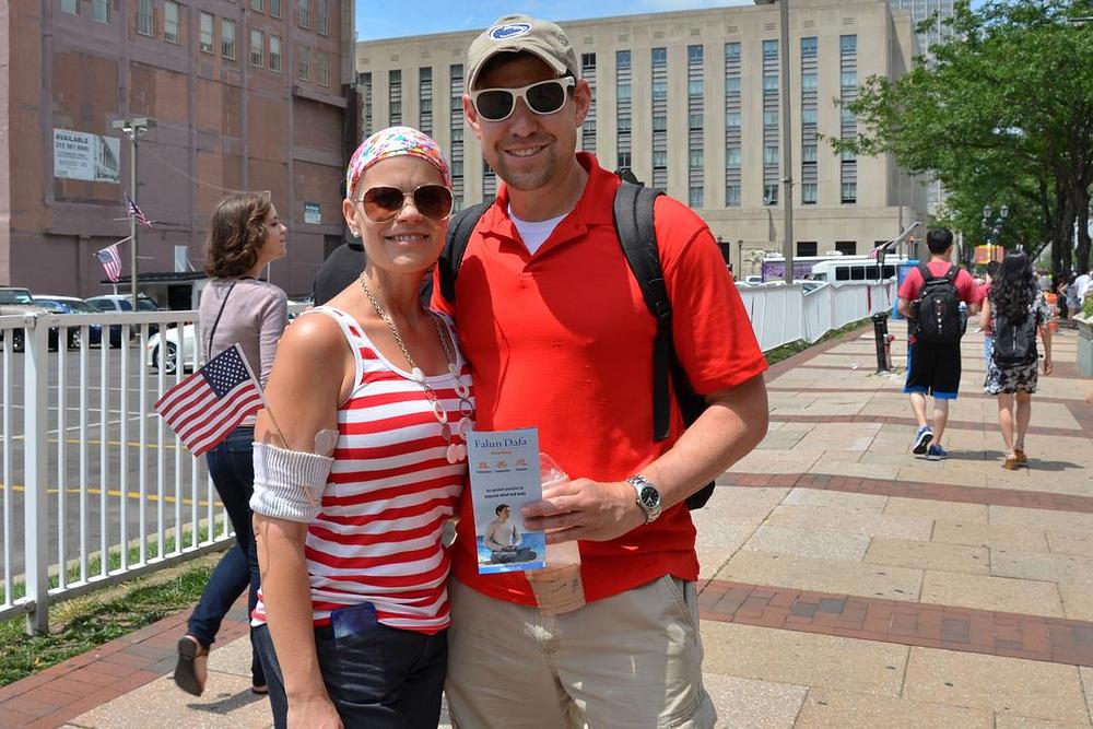 Rob i njegova supruga Jane su iz Filadelfije i oboje su snažno osudili progon Falun Gonga u Kini