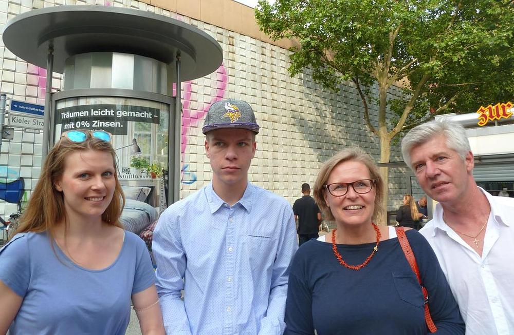 Porodicu Alexandra Sekolska (drugi sa desne strane) i Wogteka Diotrowicza (prvi sa desne strane) je zabrinuo progon u Kini.