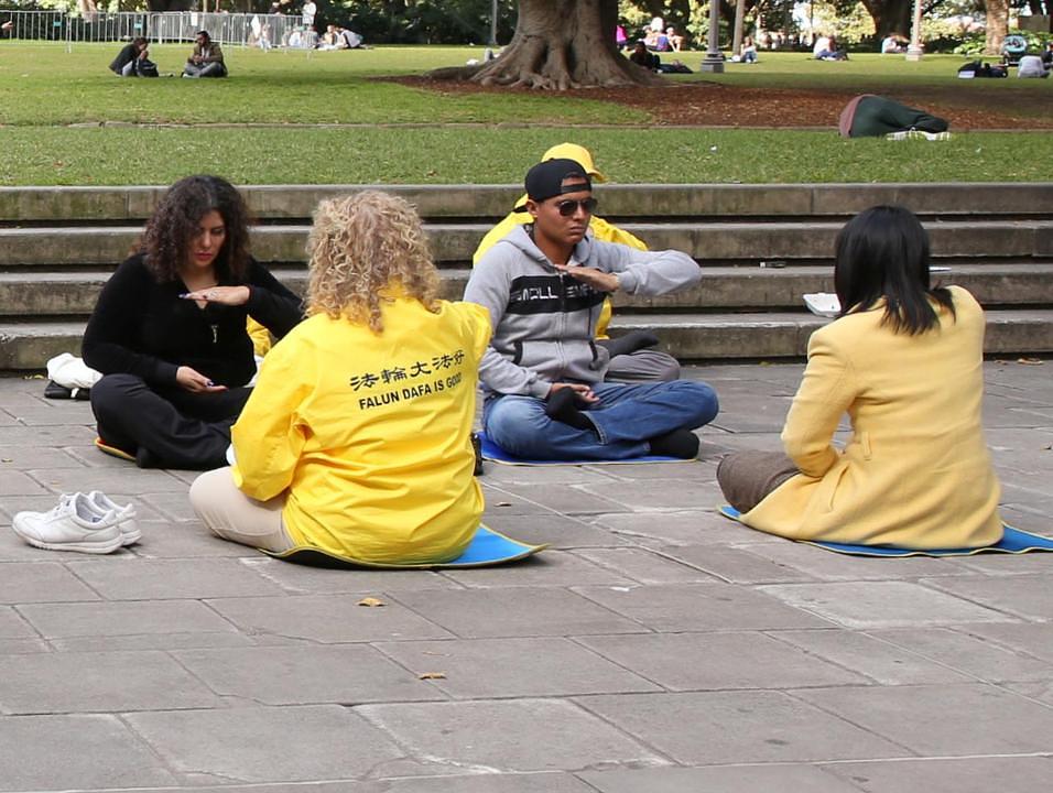 Turisti uče vježbe.