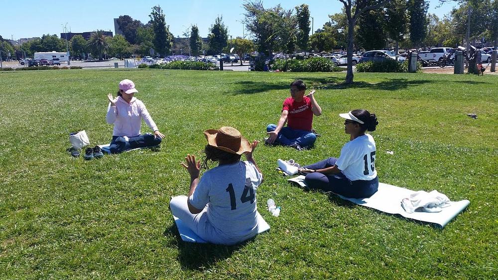 Lokalne policajke na uče Falun Gong vježbe nakon što su posjetile izložbu.