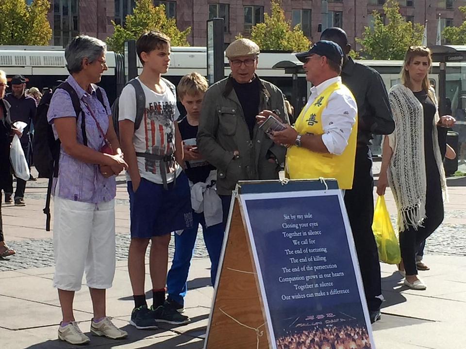 Praktikanti govore ljudima o progonu u Kini koji traje već 17 godina. 