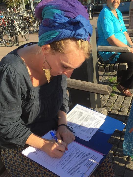 Posjetioci Falun Gong štanda potpisuju peticiju koja poziva na okončanje zločina žetve organa koji vrši KKP. 