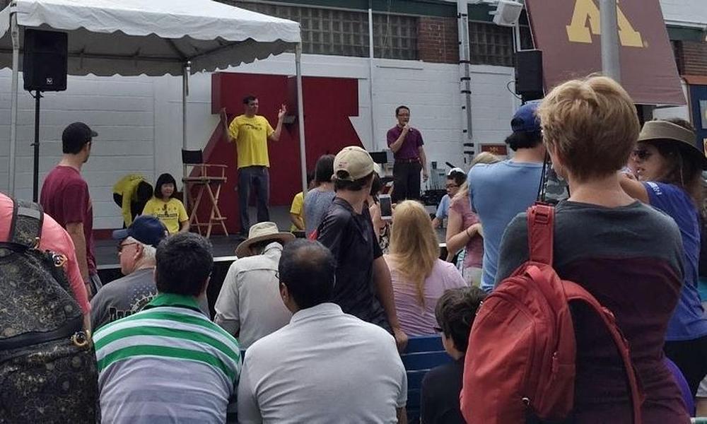 Demonstracija vježbi na uličnom sajmu u Minesoti.