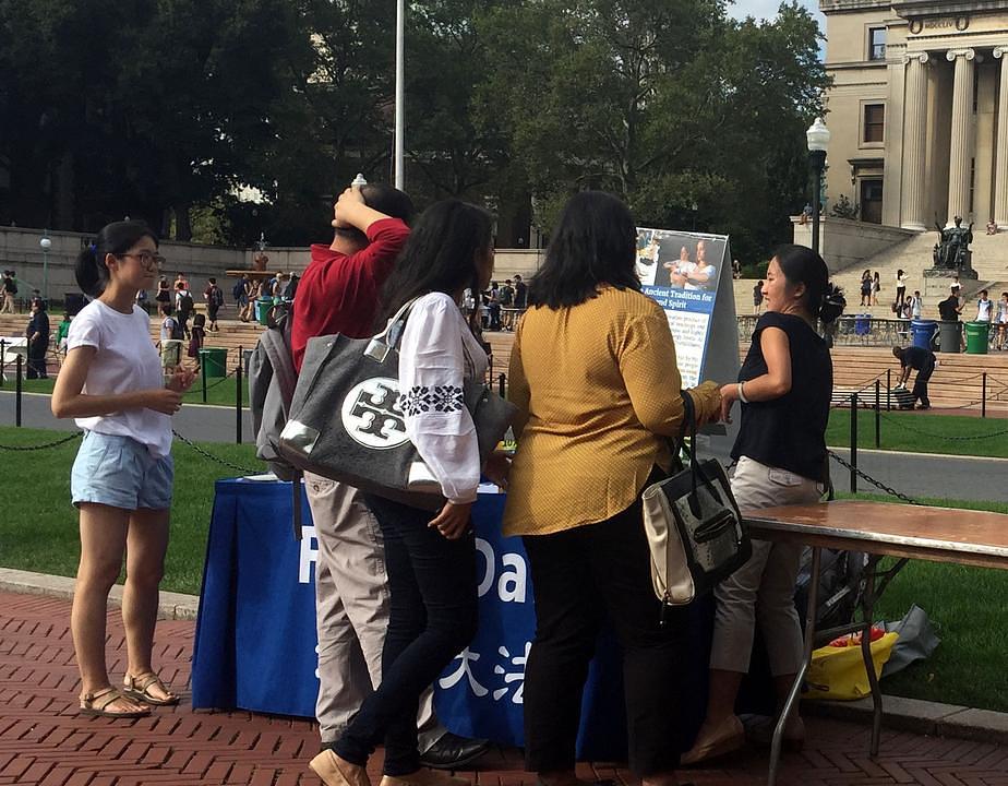 Studenti i uposlenici fakulteta se upisuju na besplatnu Falun Gong radionicu.